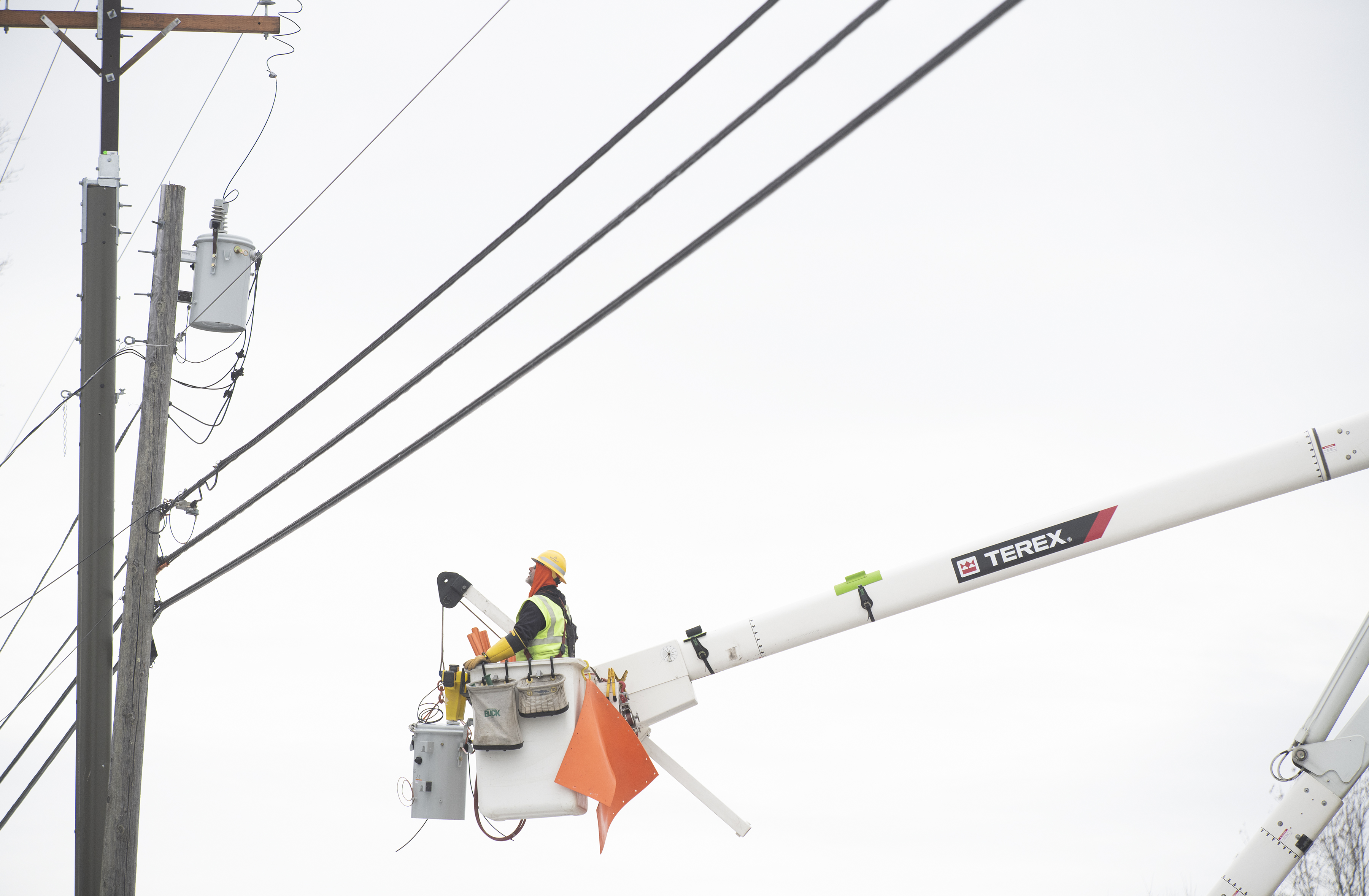 versant employee working on power lines