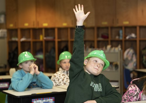 kids in class raising their hand